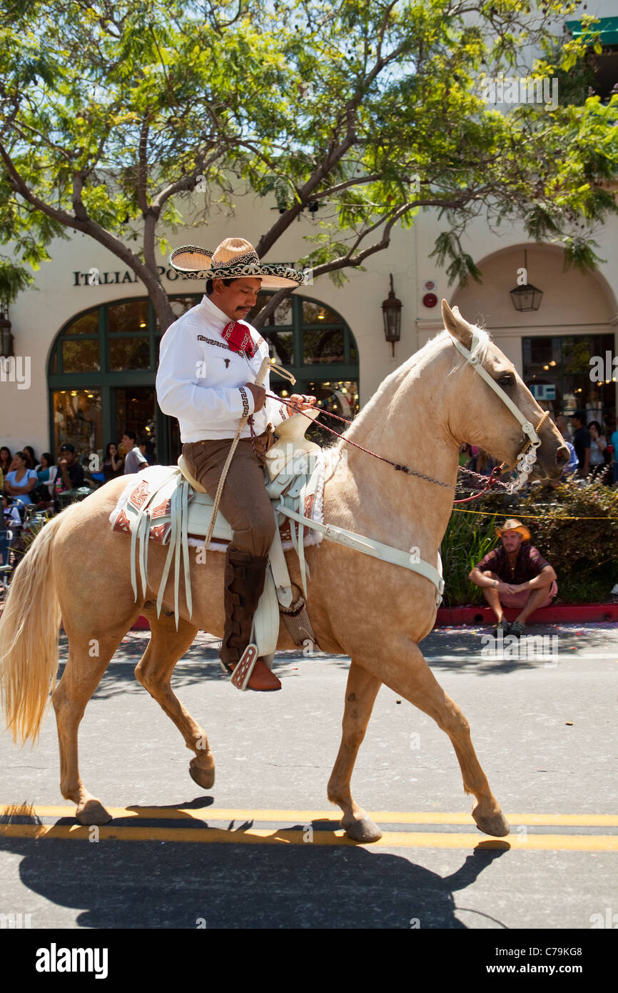 Hispanische Reiterin beteiligt sich an der Öffnung Tagesparade der alte spanische Tage Fiesta, Santa Barbara, Kalifornien Stockfoto