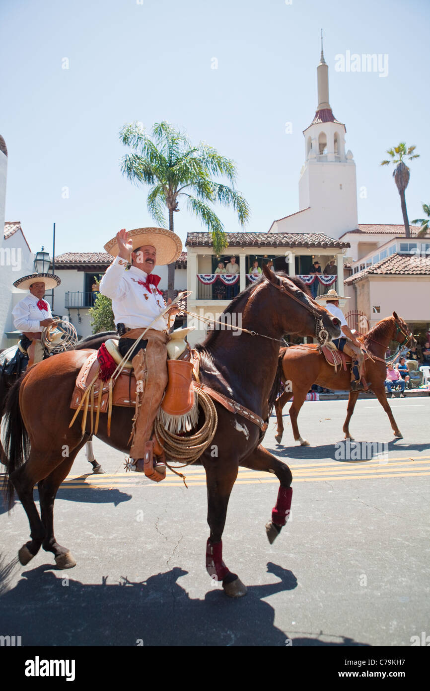 Hispanische Reiterin beteiligt sich an der Öffnung Tagesparade der alte spanische Tage Fiesta, Santa Barbara, Kalifornien Stockfoto