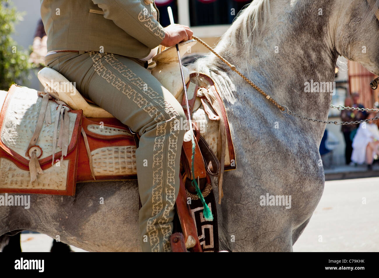 Hispanische Reiterin beteiligt sich an der Öffnung Tagesparade der alte spanische Tage Fiesta, Santa Barbara, Kalifornien Stockfoto