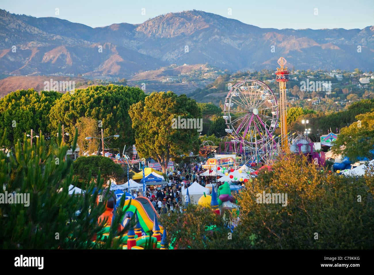 Fahrten und Gastronomiestände am El Mercado del Norte, Fiesta, alte spanische Tage, Santa Barbara, California, Vereinigte Staaten von Amerika Stockfoto