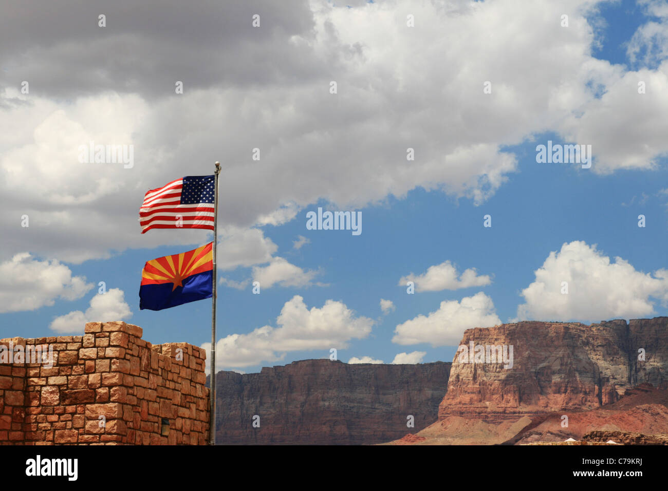 USA und Arizona Flaggen wehen im Besucherzentrum an der Marble Canyon Bridge in der Nähe von Lees Ferry, Arizona Stockfoto