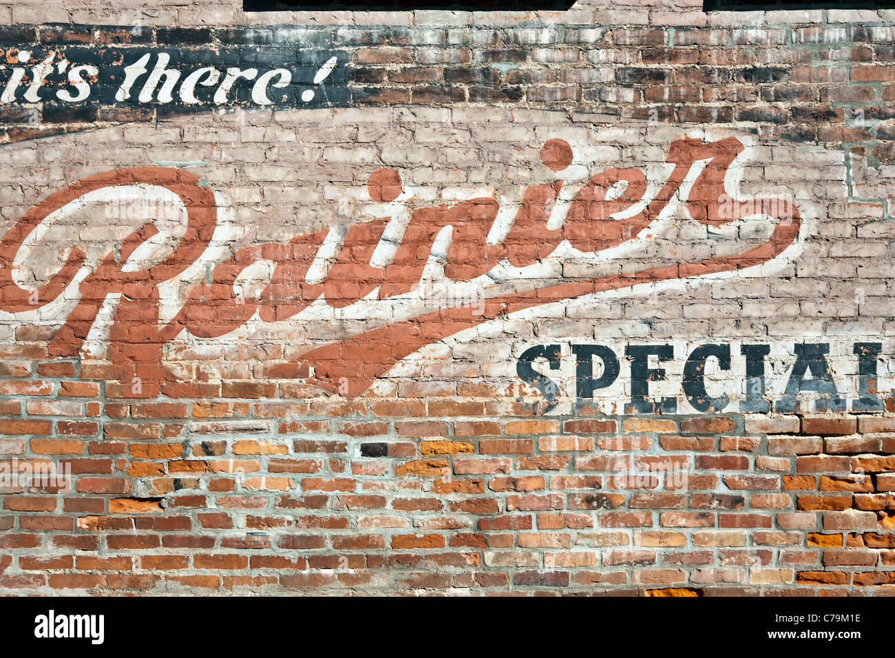 verblasste Retro-Werbung für Rainier Ale gemalt auf der Wand des alten Backsteingebäude in Bellingham Whatcom County Washington Stockfoto