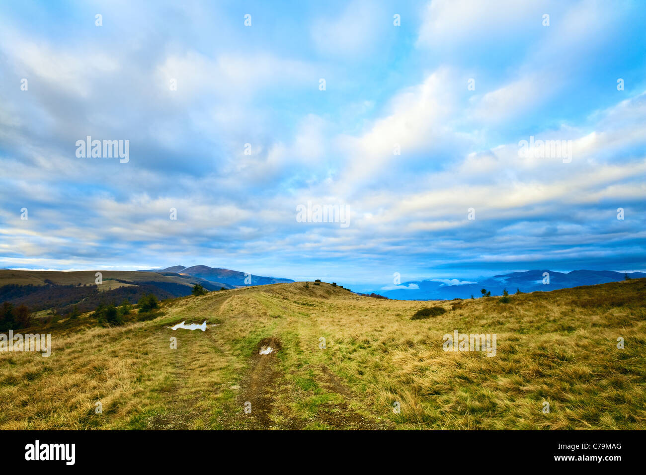 Herbstabend Plateau Berglandschaft (Karpaten, Ukraine) Stockfoto