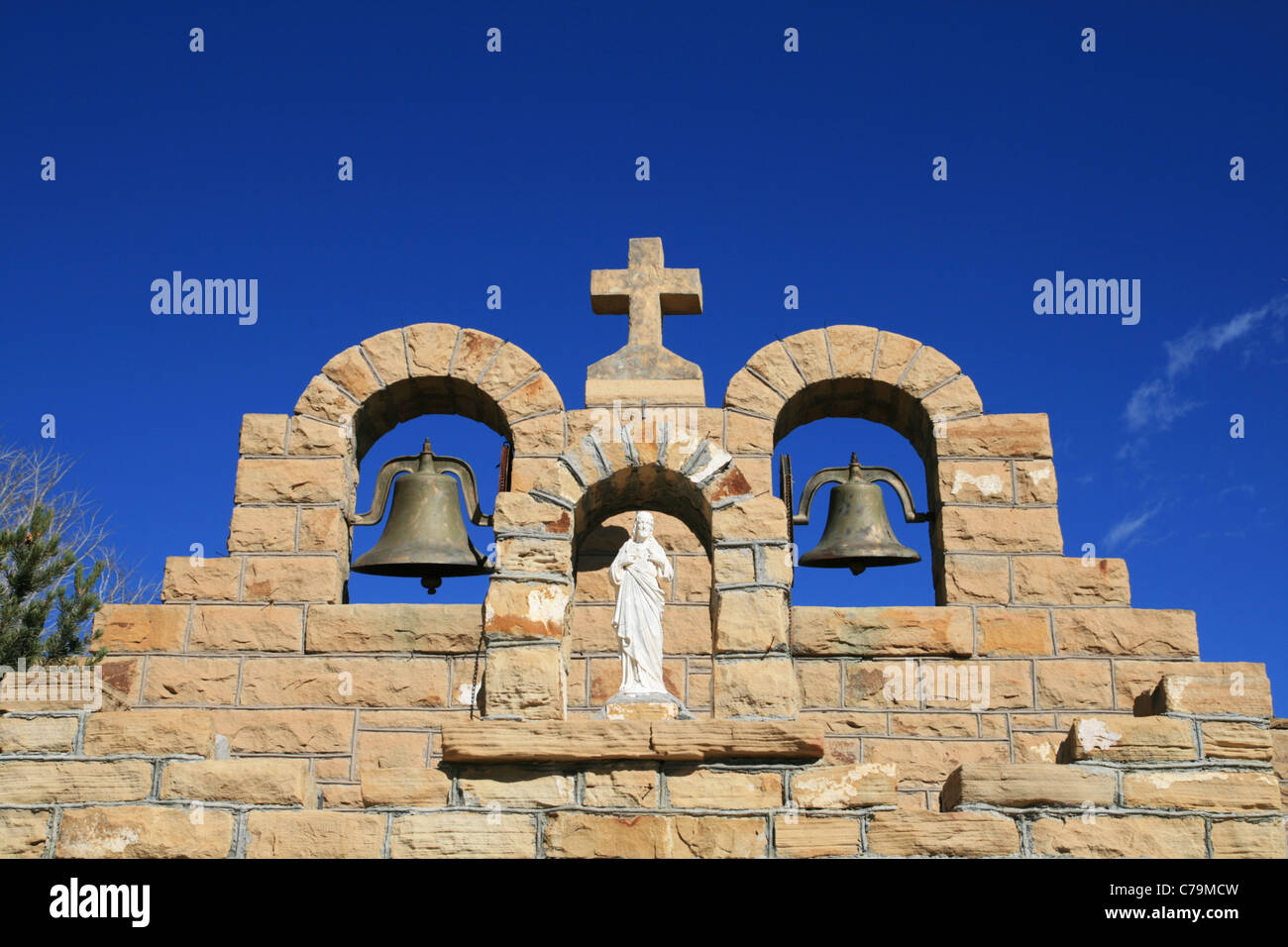 spanischen Stil Mission Kirchenglocken mit Jesus-statue Stockfoto