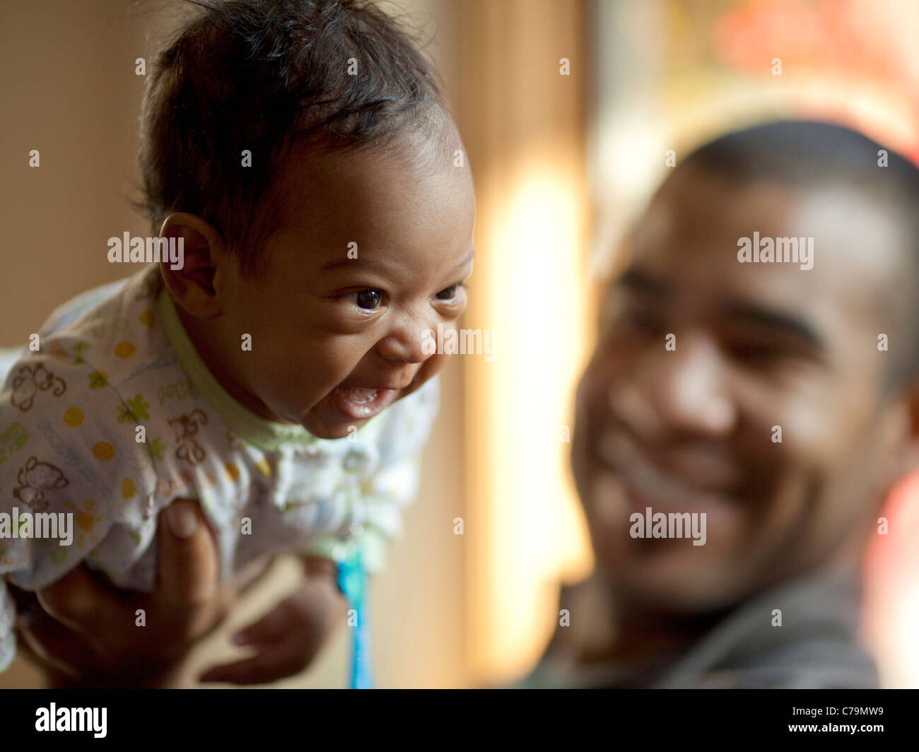 USA, Utah, Cedar Hills, Vater spielen mit Baby (0-1 Monate) Stockfoto