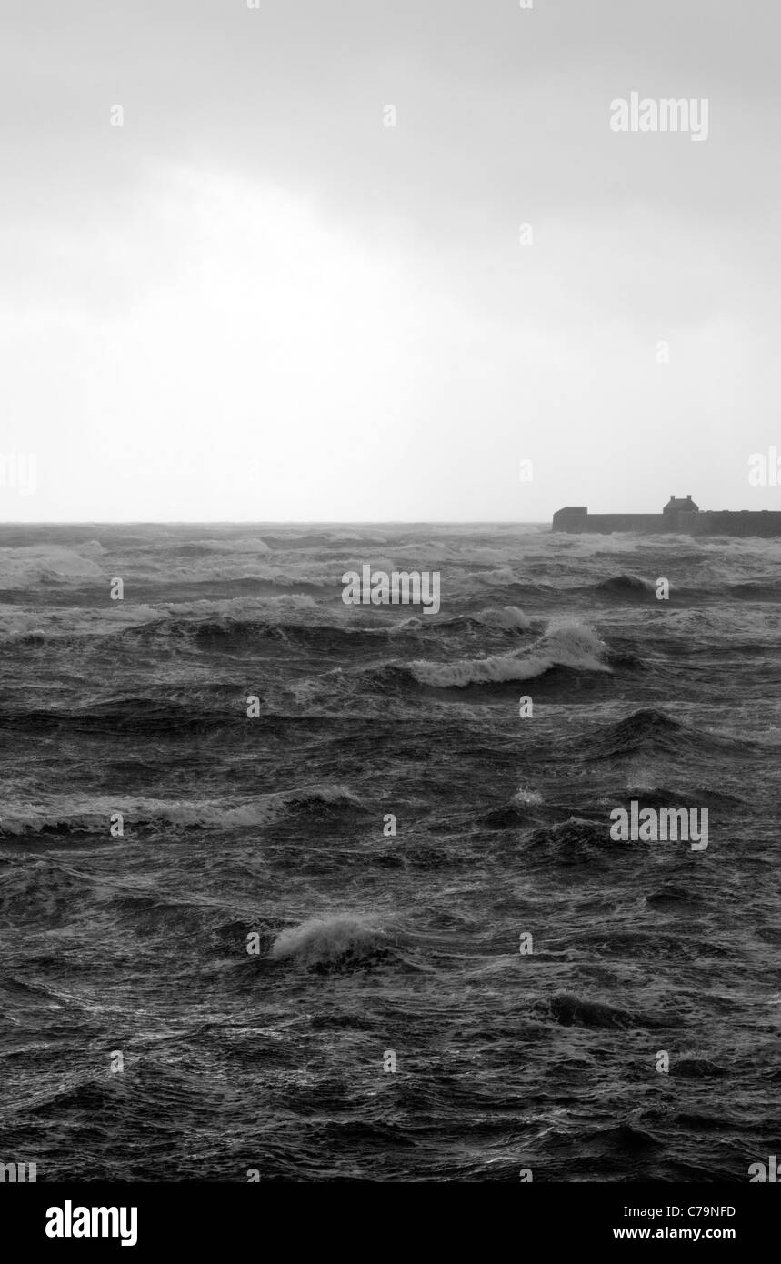 Stürmisches Meer bei Saltcoats in Ayrshire. Stockfoto Stürmisches Meer bei Saltcoats in Ayrshire. Stockfoto