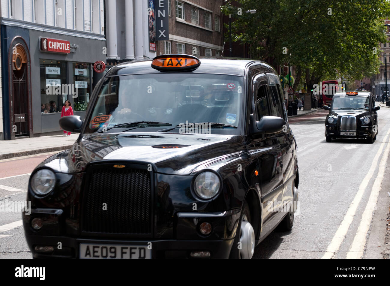 Schwarze Taxis am Charing Cross Road, London, UK Stockfoto