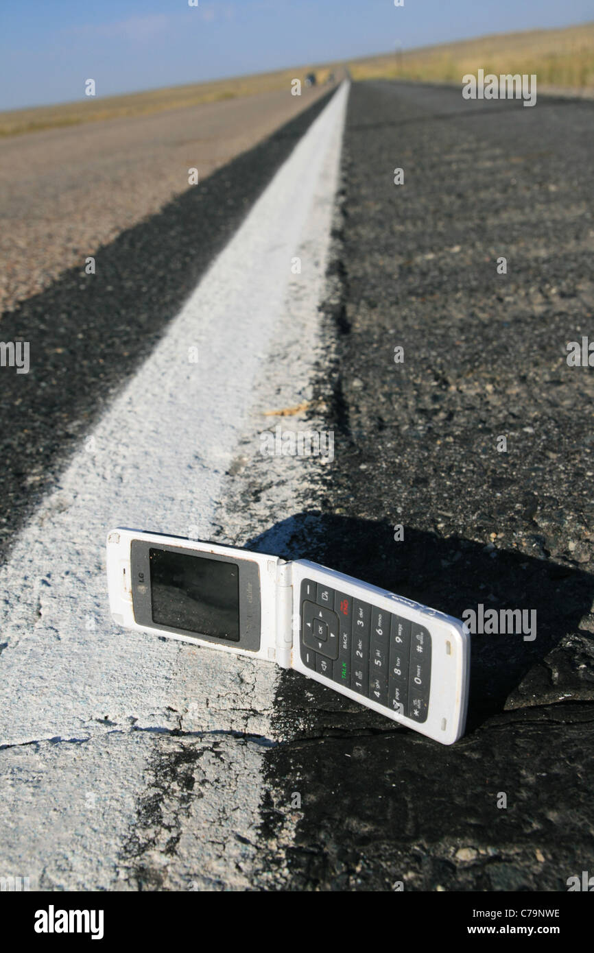 vertikales Bild des weißen hochklappen Handy fiel auf die Straße Stockfoto