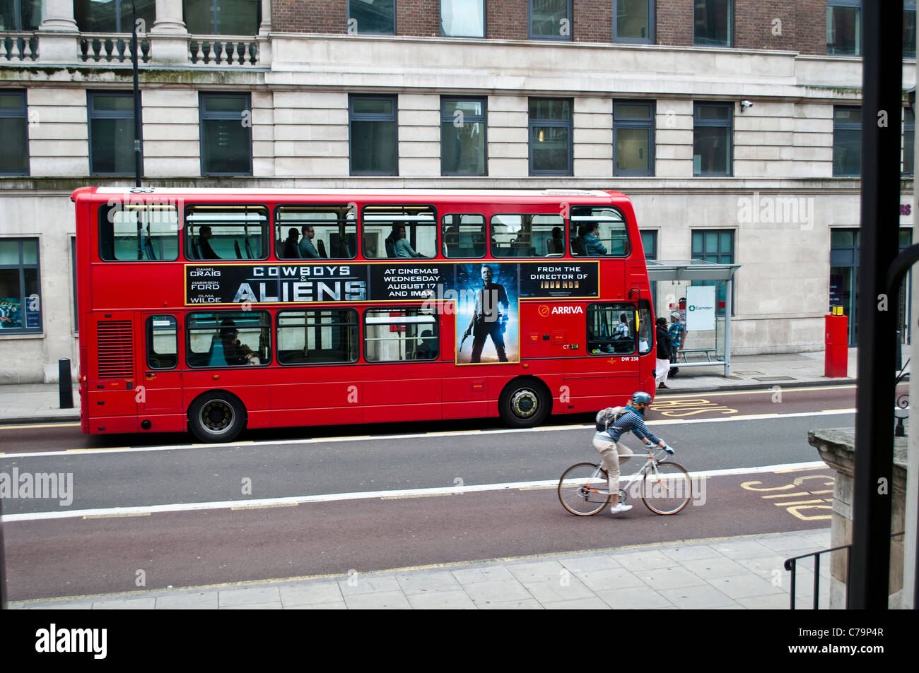 London Bus und Radfahrer auf kleine Russell Street, London WC1, UK Stockfoto