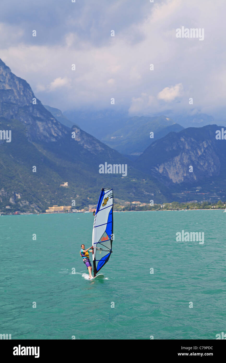 Windsurfen am Gardasee Stockfoto
