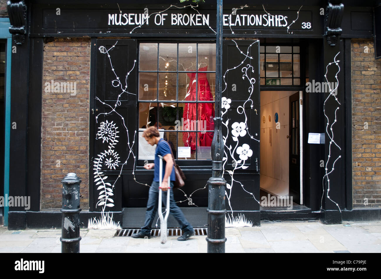 Museum der gebrochen Beziehungen und ein Mann mit einer Krücke, Earlham Street, Covent Garden, London, UK Stockfoto