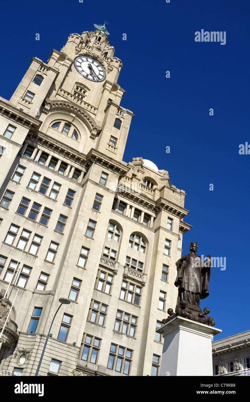 Leber mit dem Liver Birds Statuen, Waterfront, Liverpool One, Liverpool, England, UK, Großbritannien Stockfoto