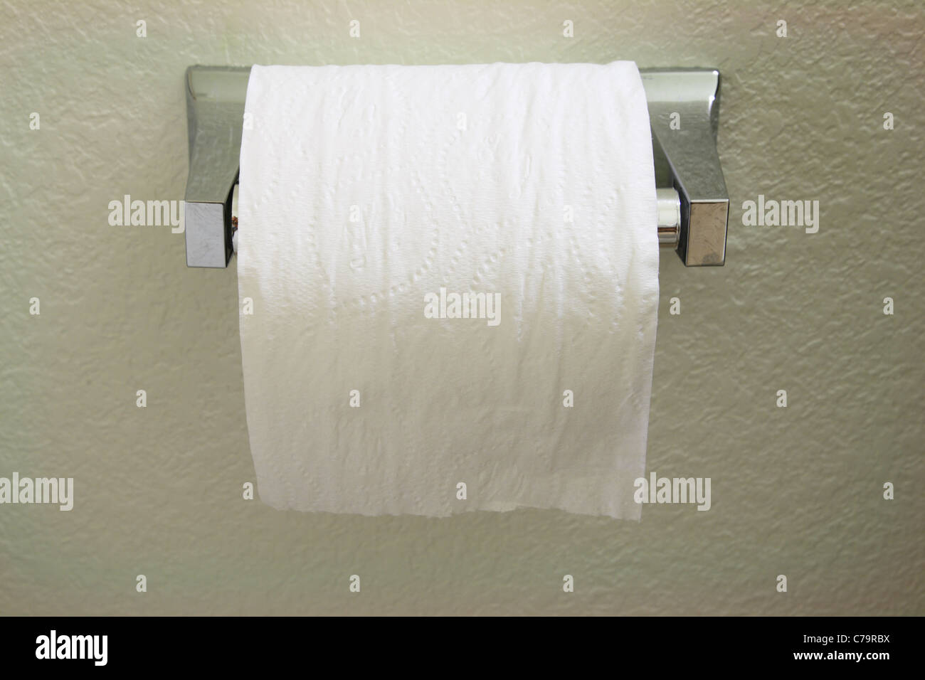 ein WC-Papier Rollen Spender mit der Papierzufuhr über die Spitze nach vorne Stockfoto