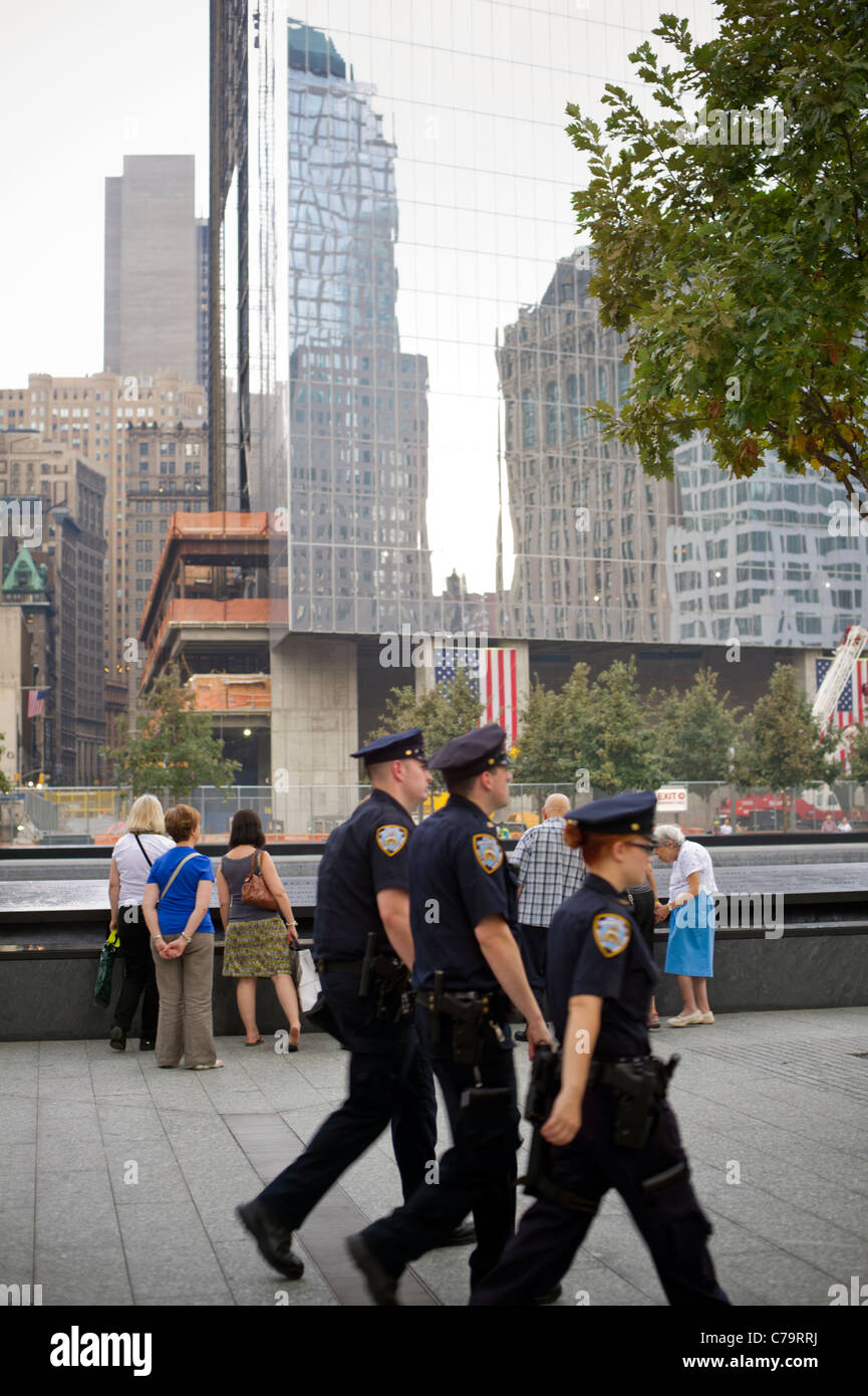 Besucher der nationalen 9/11 Memorial Plaza am Standort des World Trade Center in New York Stockfoto