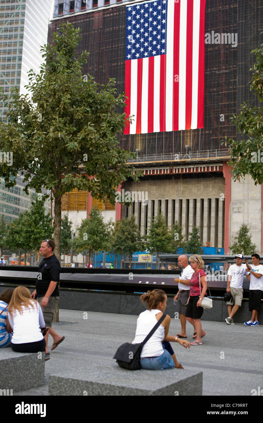 Besucher der nationalen 9/11 Memorial Plaza am Standort des World Trade Center in New York Stockfoto
