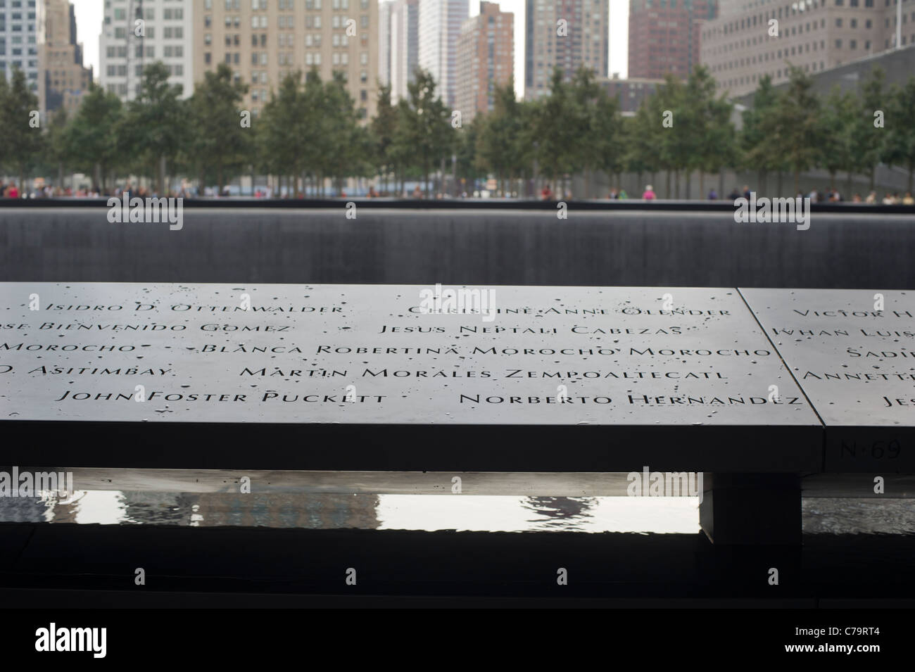 Besucher der nationalen 9/11 Memorial Plaza am Standort des World Trade Center in New York Stockfoto