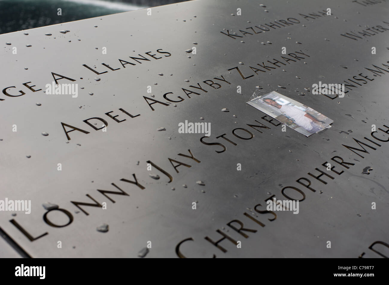 Besucher lassen Erinnerungen an Namen in der nationalen 9/11 Memorial Plaza in das World Trade Center Site nur zur redaktionellen Nutzung Stockfoto