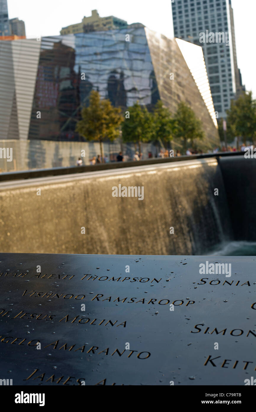 Besucher der nationalen 9/11 Memorial Plaza am Standort des World Trade Center in New York Stockfoto