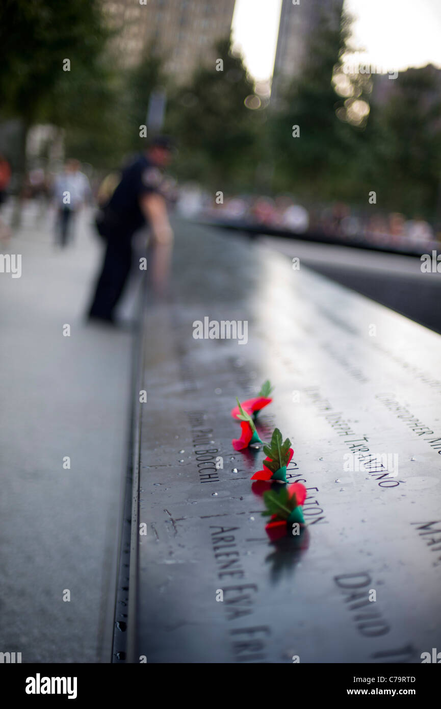Besucher lassen Erinnerungen an Namen in der nationalen 9/11 Memorial Plaza in das World Trade Center Site nur zur redaktionellen Nutzung Stockfoto