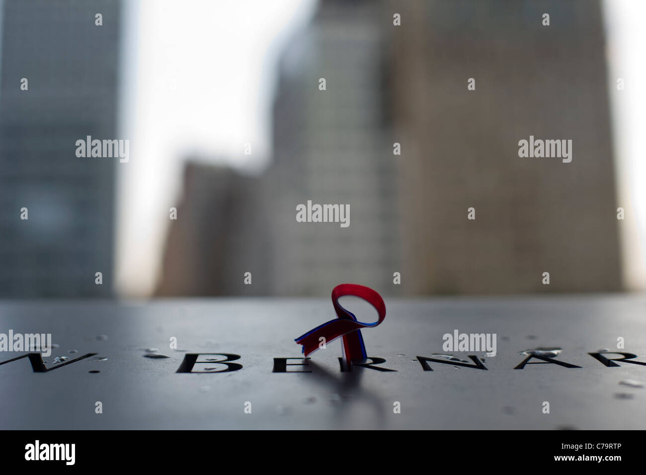 Besucher lassen Erinnerungen an Namen in der nationalen 9/11 Memorial Plaza in das World Trade Center Site nur zur redaktionellen Nutzung Stockfoto