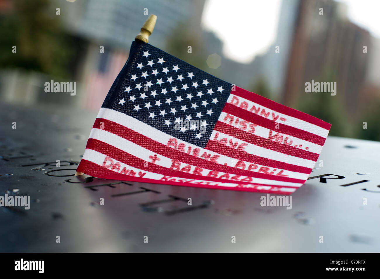 Besucher lassen Erinnerungen an Namen in der nationalen 9/11 Memorial Plaza in das World Trade Center Site nur zur redaktionellen Nutzung Stockfoto