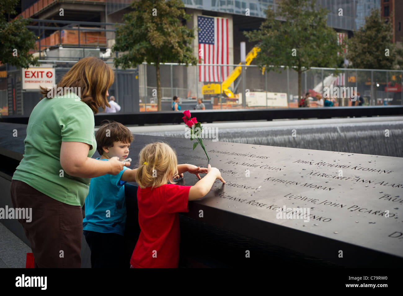 Besucher der nationalen 9/11 Memorial Plaza am Standort des World Trade Center in New York nur zur redaktionellen Nutzung Stockfoto