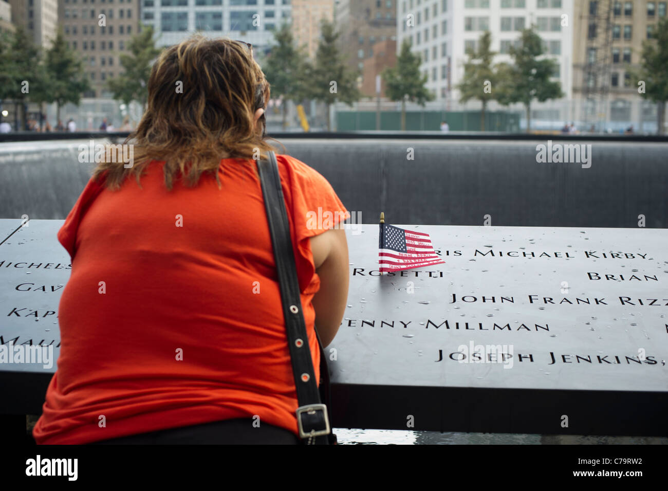 Besucher der nationalen 9/11 Memorial Plaza am Standort des World Trade Center in New York nur zur redaktionellen Nutzung Stockfoto