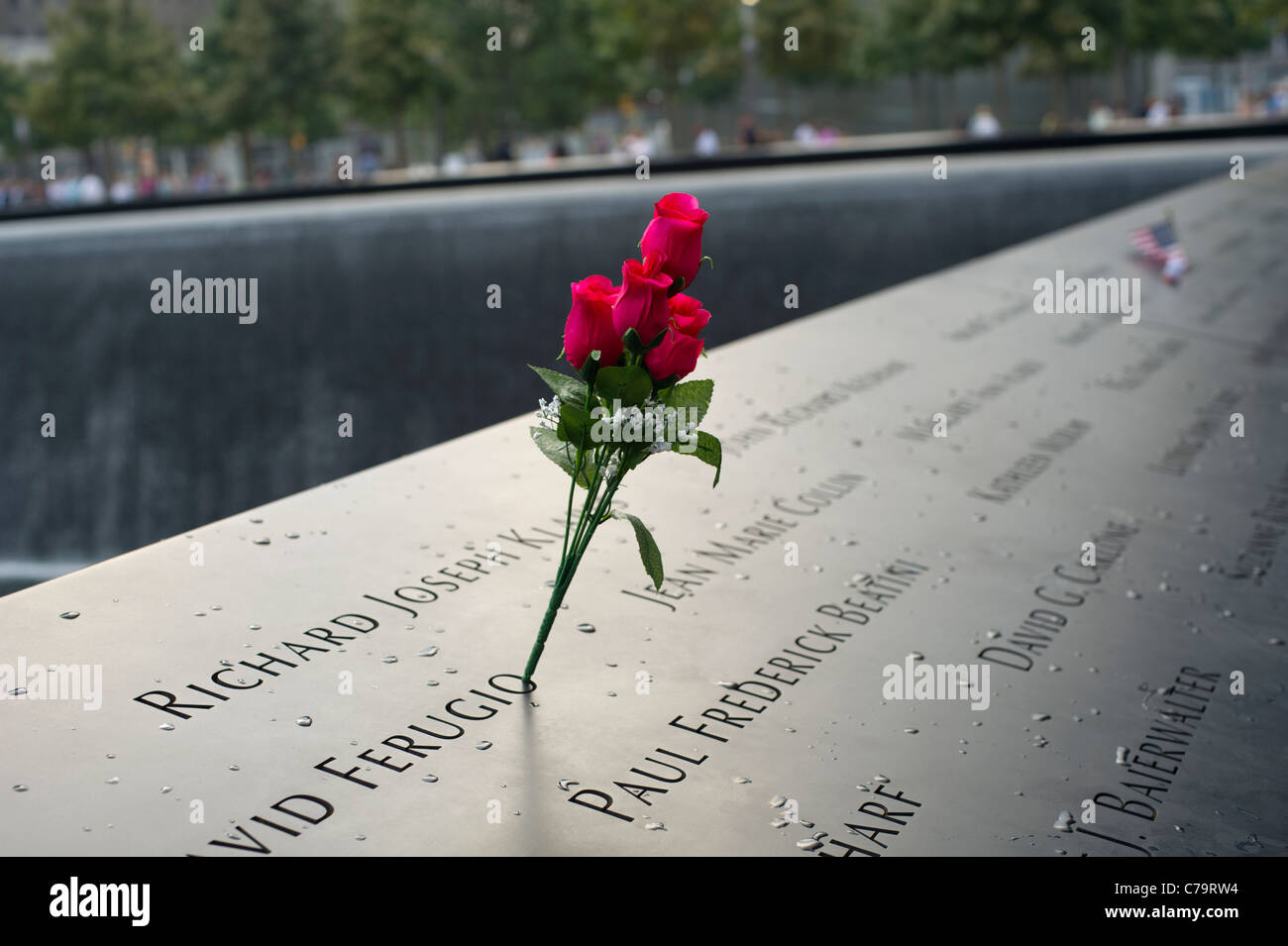 Besucher lassen Erinnerungen an Namen in der nationalen 9/11 Memorial Plaza in das World Trade Center Site nur zur redaktionellen Nutzung Stockfoto