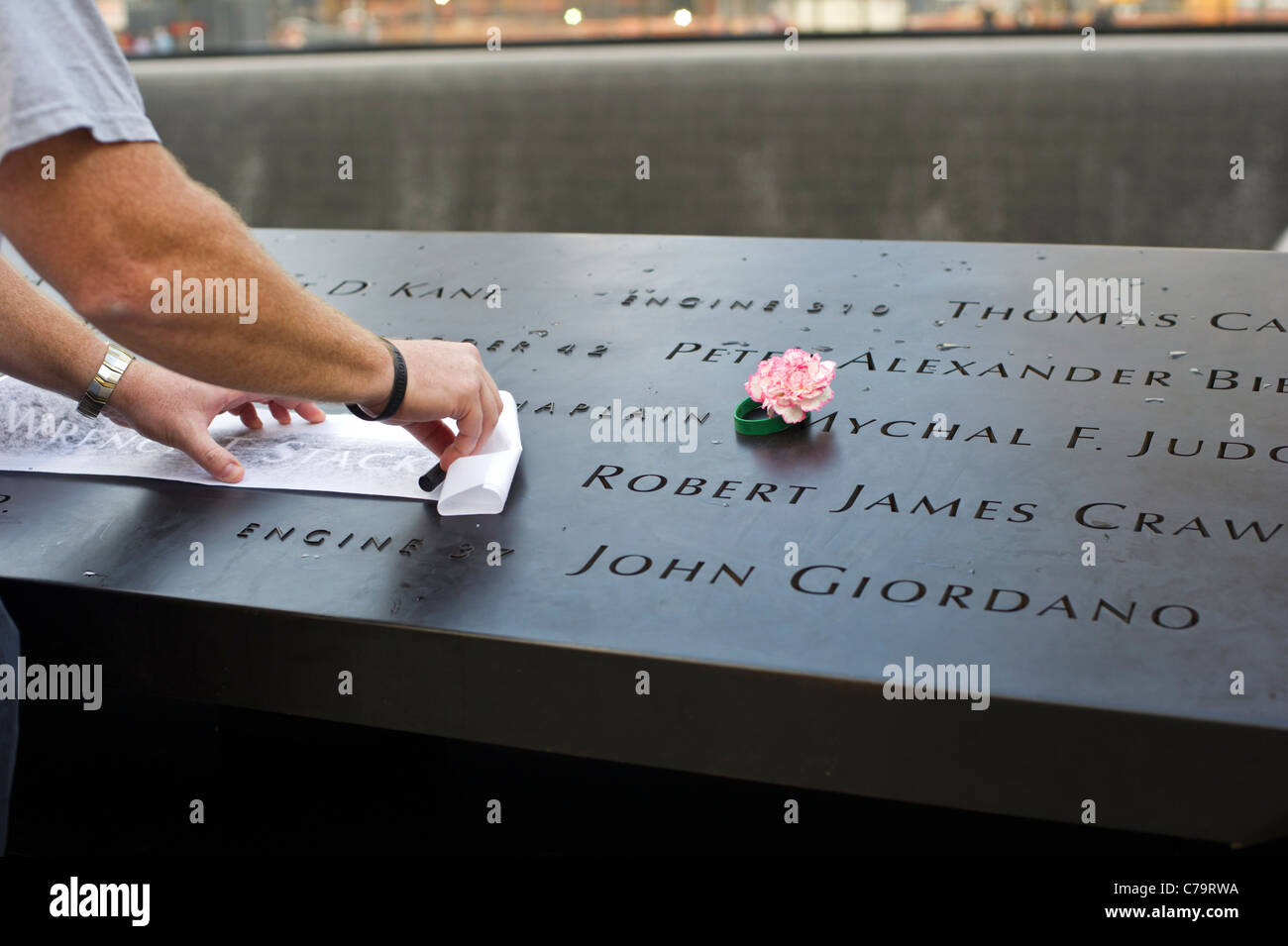Besucher der nationalen 9/11 Memorial Plaza am Standort des World Trade Center in New York nur zur redaktionellen Nutzung Stockfoto
