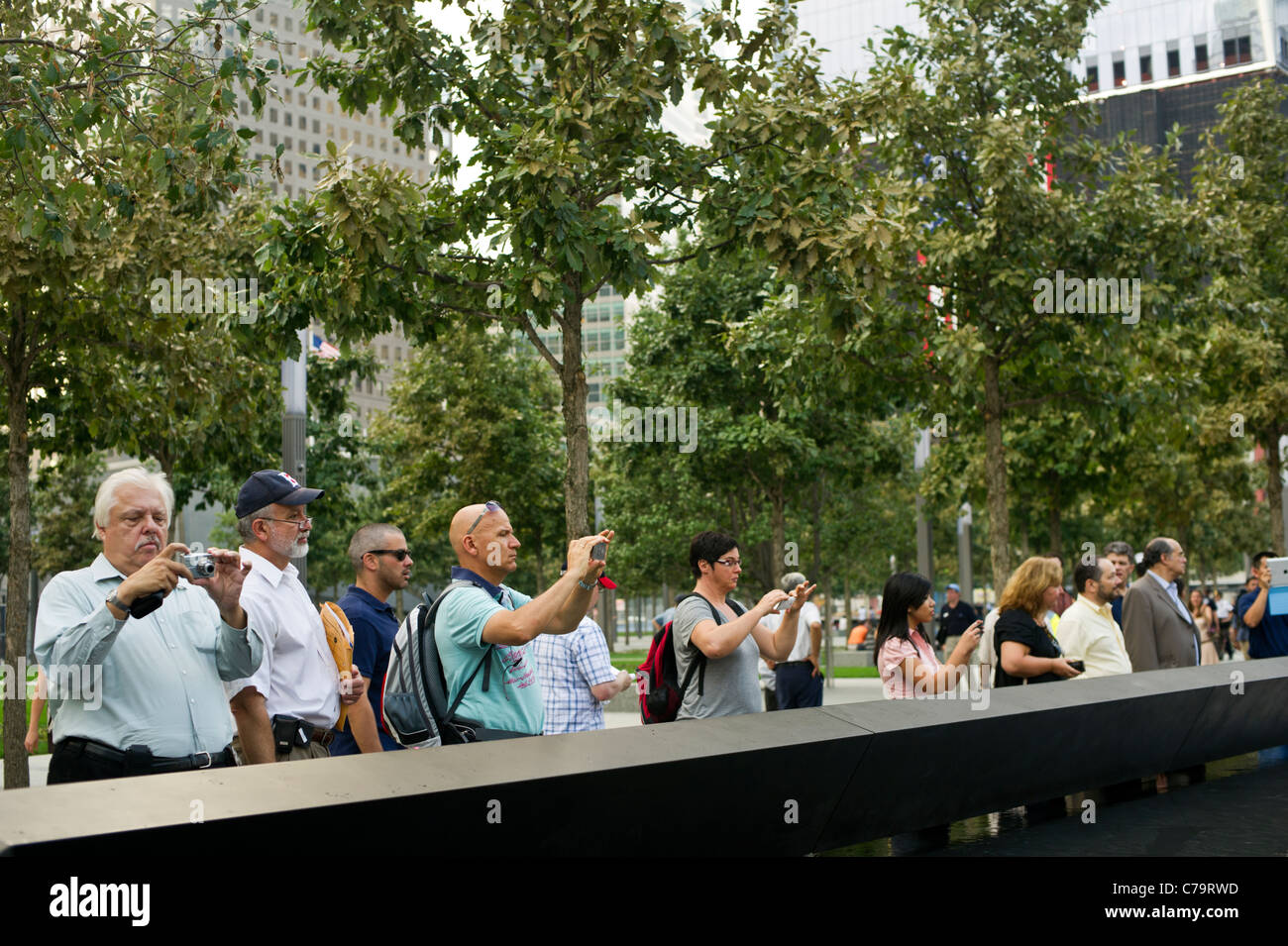 Besucher der nationalen 9/11 Memorial Plaza am Standort des World Trade Center in New York nur zur redaktionellen Nutzung Stockfoto