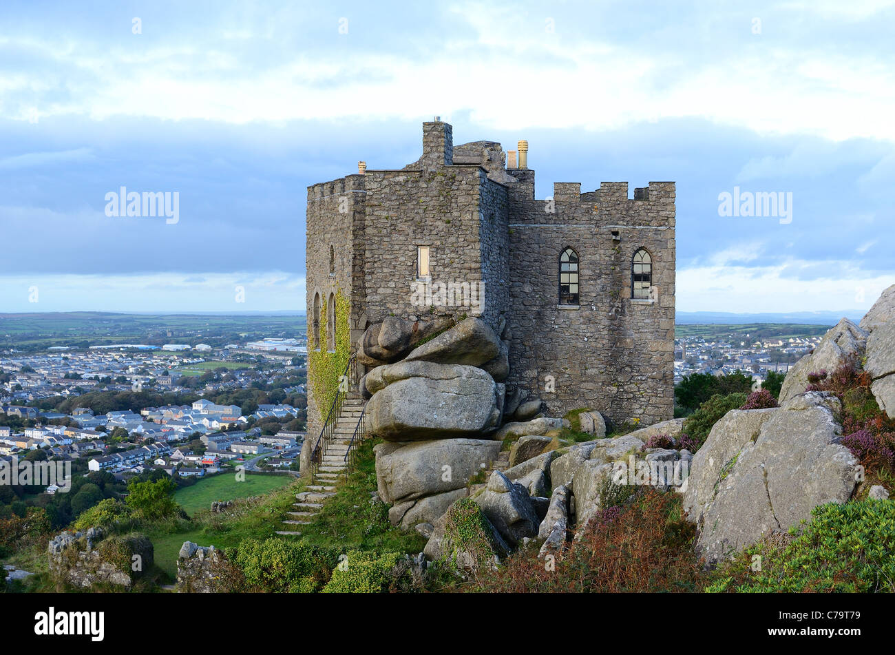 Carn Brea Burg mit Blick auf die Stadt Redruth in Cornwall, Großbritannien Stockfoto