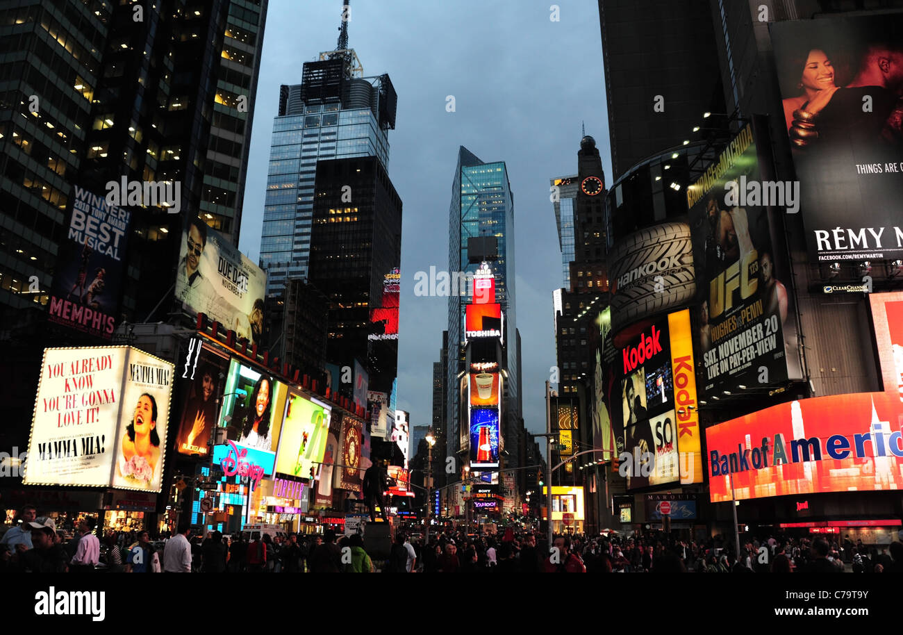 Abenddämmerung Blick Richtung rot blau Times Tower, viele Menschen, roten Neon-Schilder, Wolkenkratzer, Times Square, New York City Stockfoto