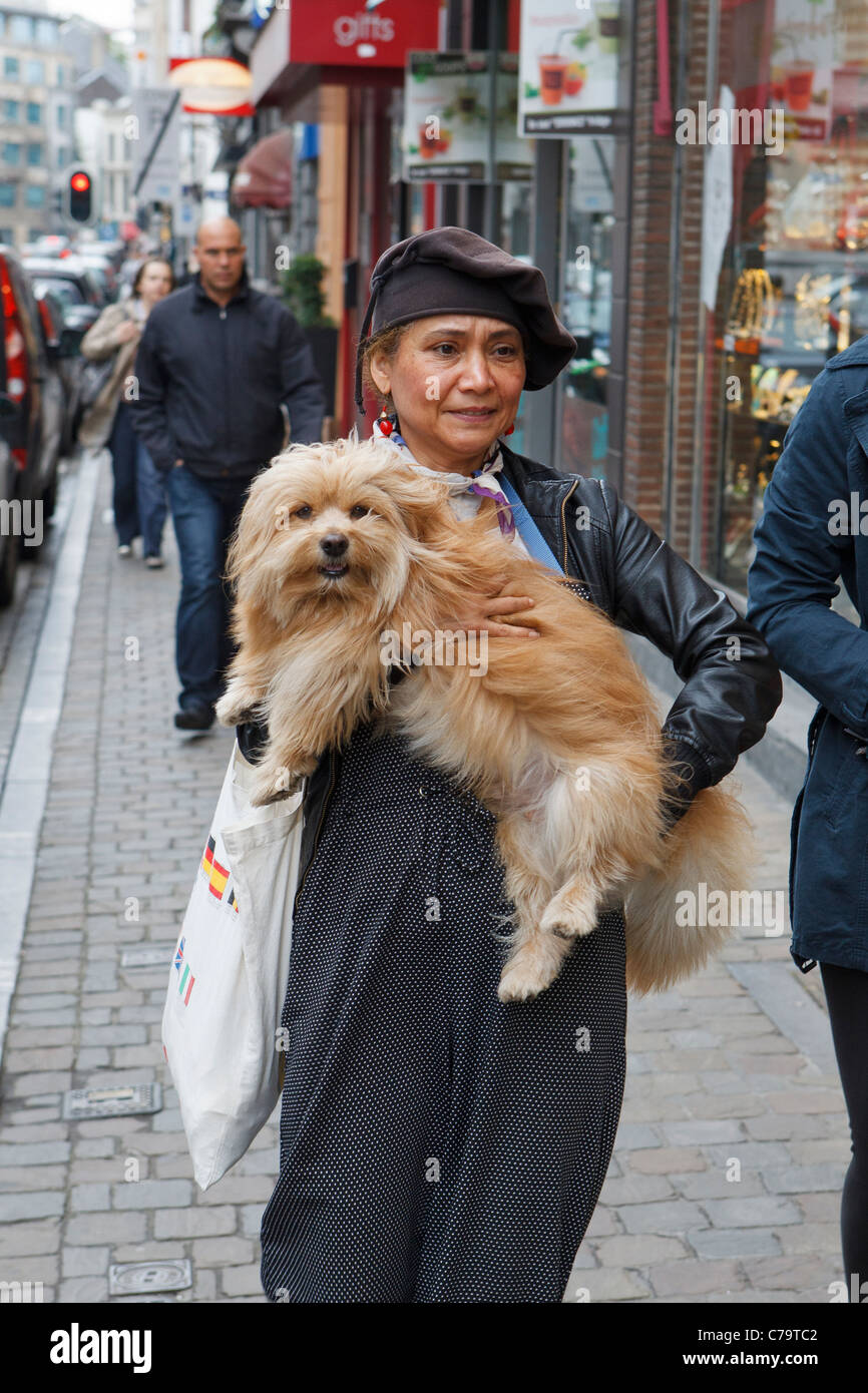 Frau mit Hund Stockfoto