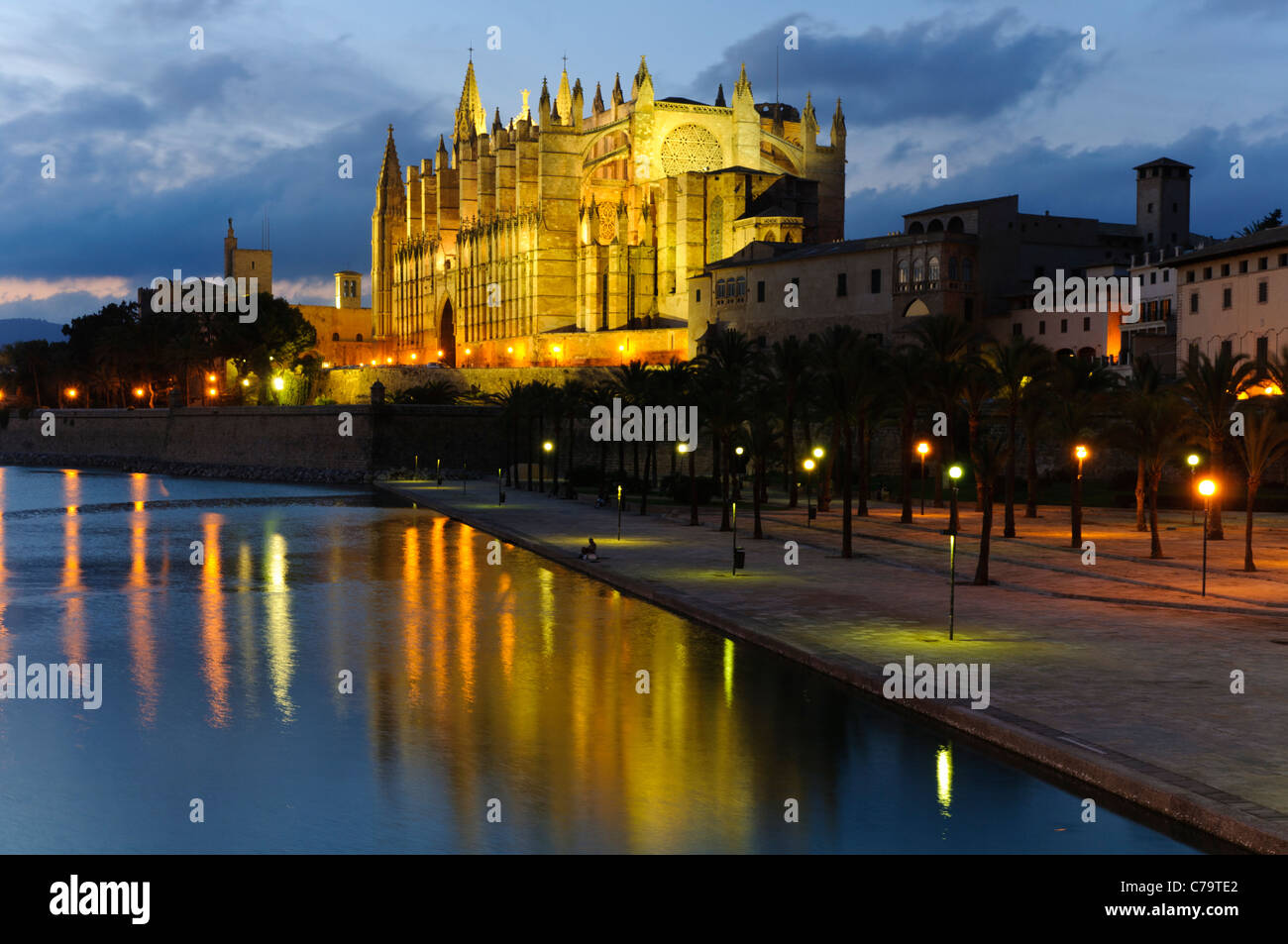 La Seu, beleuchtete Kathedrale und Wahrzeichen von Palma im Abend Licht, historische Zentrum Stadt, Palma de Mallorca, Spanien Stockfoto