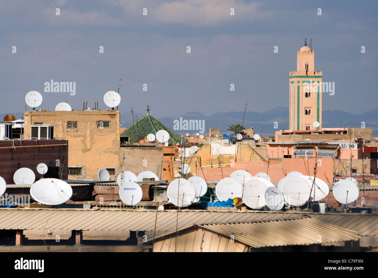 Satellitenschüsseln auf dem Dach von der Altstadt von Marrakesch, Marokko Stockfoto