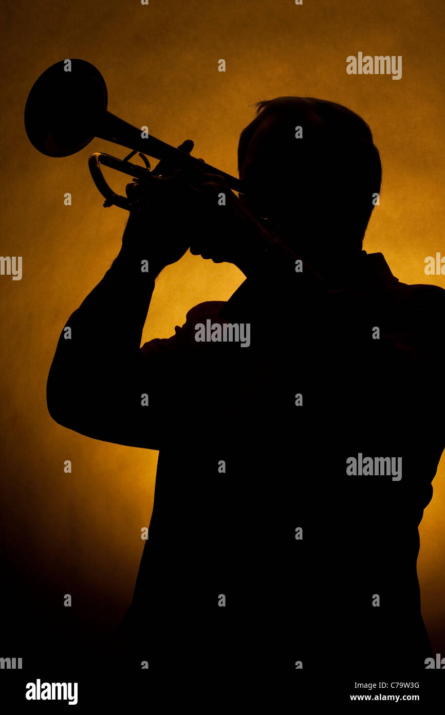 Trompete-Player Silhouette gelb Stockfoto