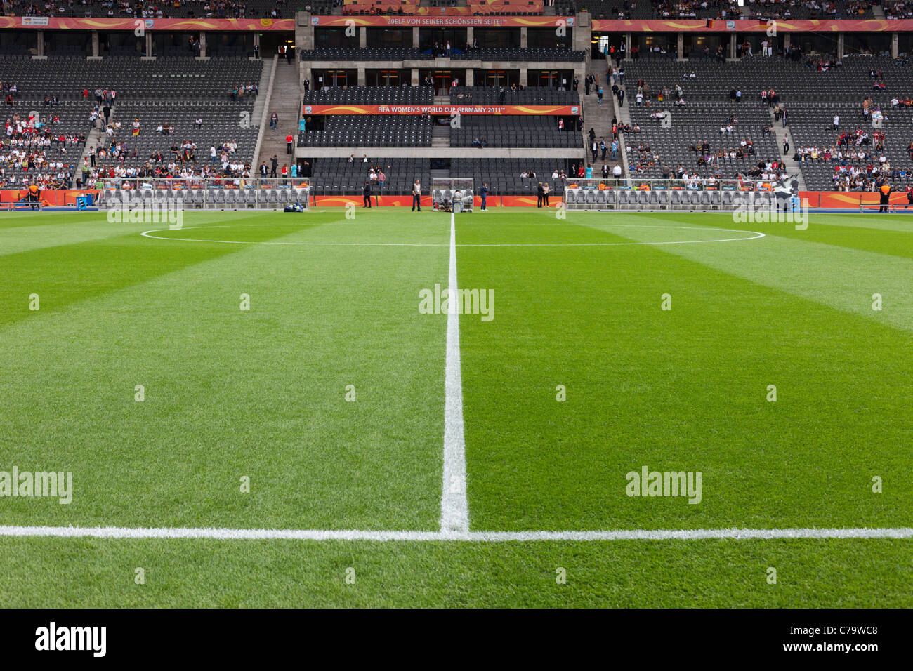 Fußballplatz im Olympiastadion in Berlin, Deutschland vor dem Eröffnungsspiel der Frauen WM 2011 zwischen Deutschland ein Stockfoto