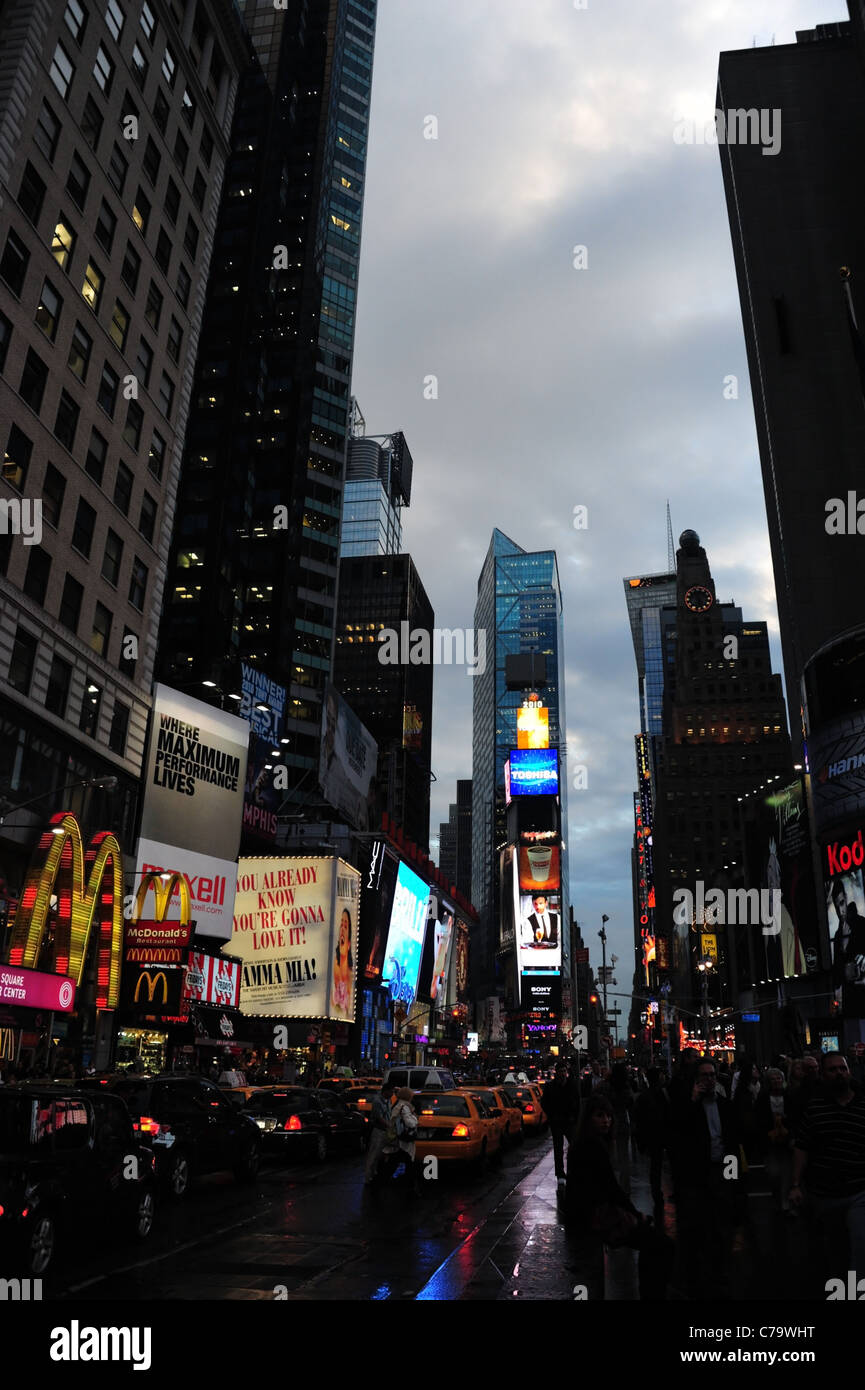 Am Abend Dämmerung Porträt nassen Asphalt Regen Reflexionen Verkehr Neon Wolkenkratzer Menschen, 7th Avenue, Times Square, New York City Stockfoto