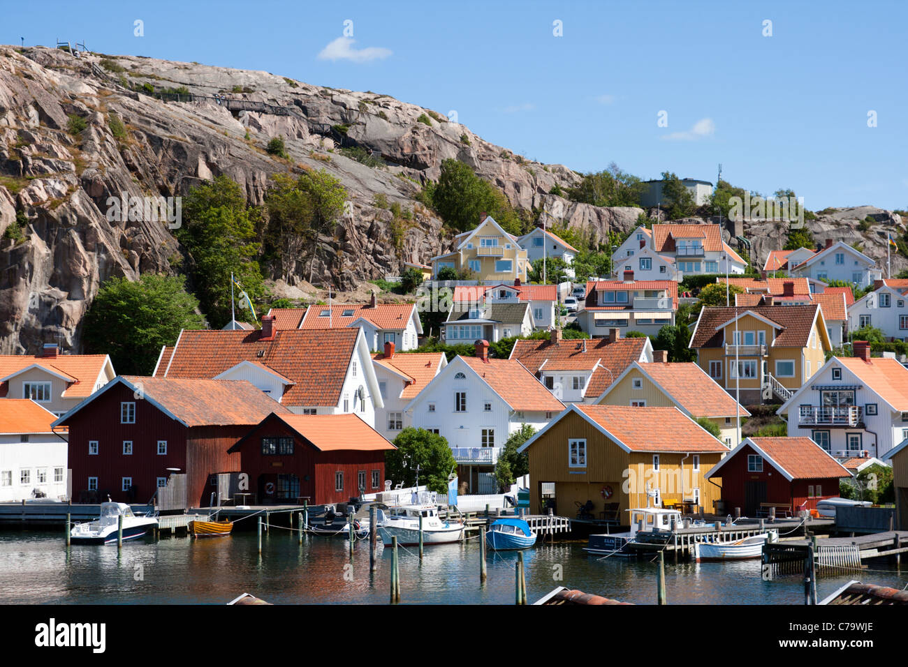 Kleines Fischerdorf an der Küste von Bohuslan, Schweden Stockfoto