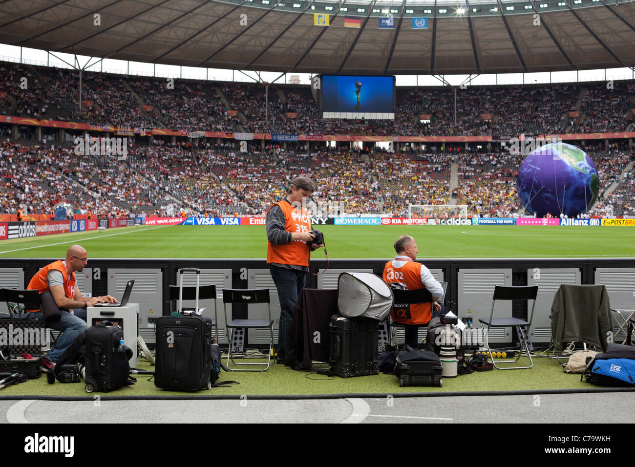 Fotografen in Dreharbeiten Positionen im Berliner Olympiastadion vor der Eröffnung Spiel der Fußball-Weltmeisterschaft der Frauen 2011 Stockfoto