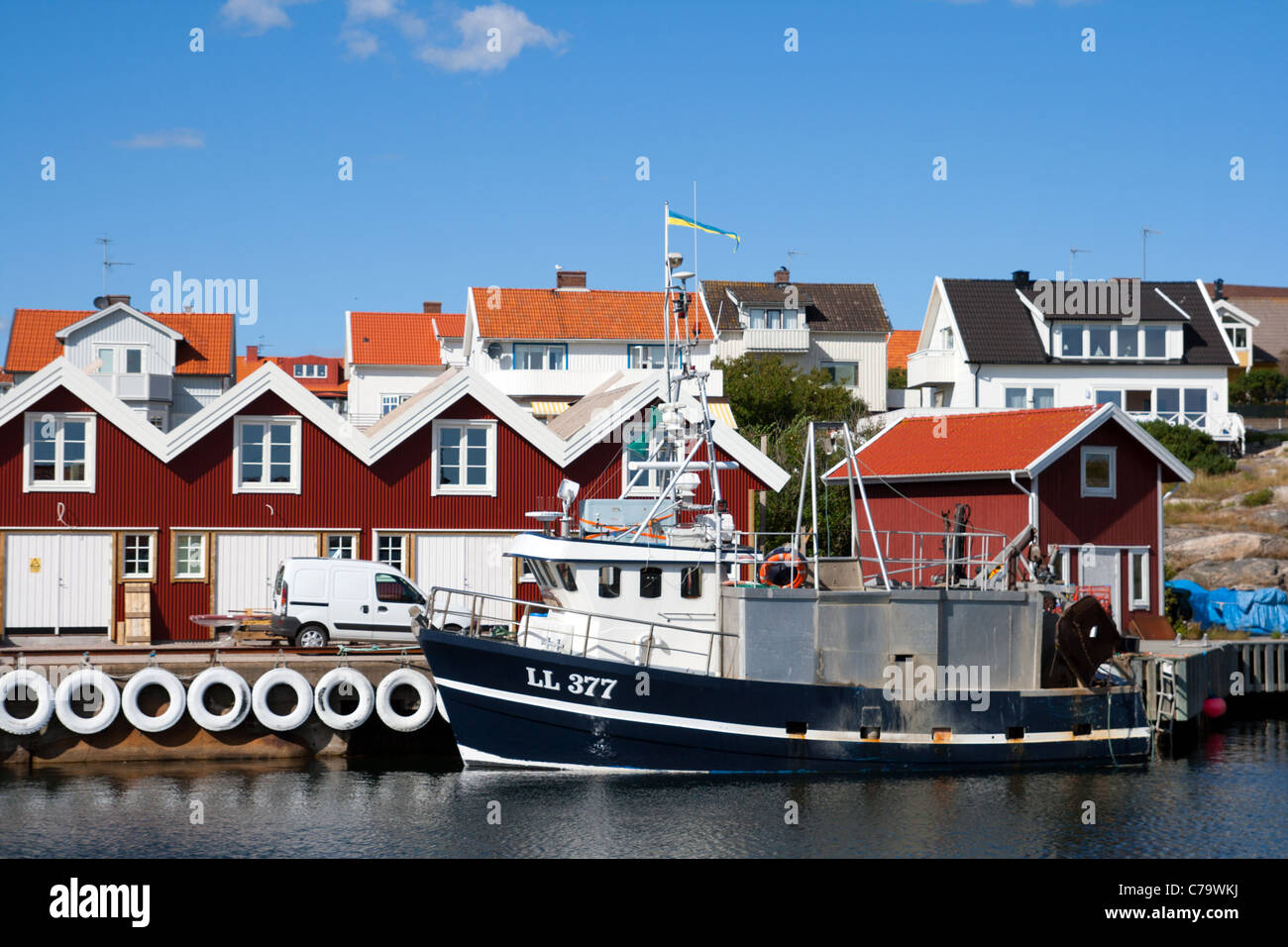 Kleines Fischerboot auf der Küste Bohuslan, Schweden Stockfoto
