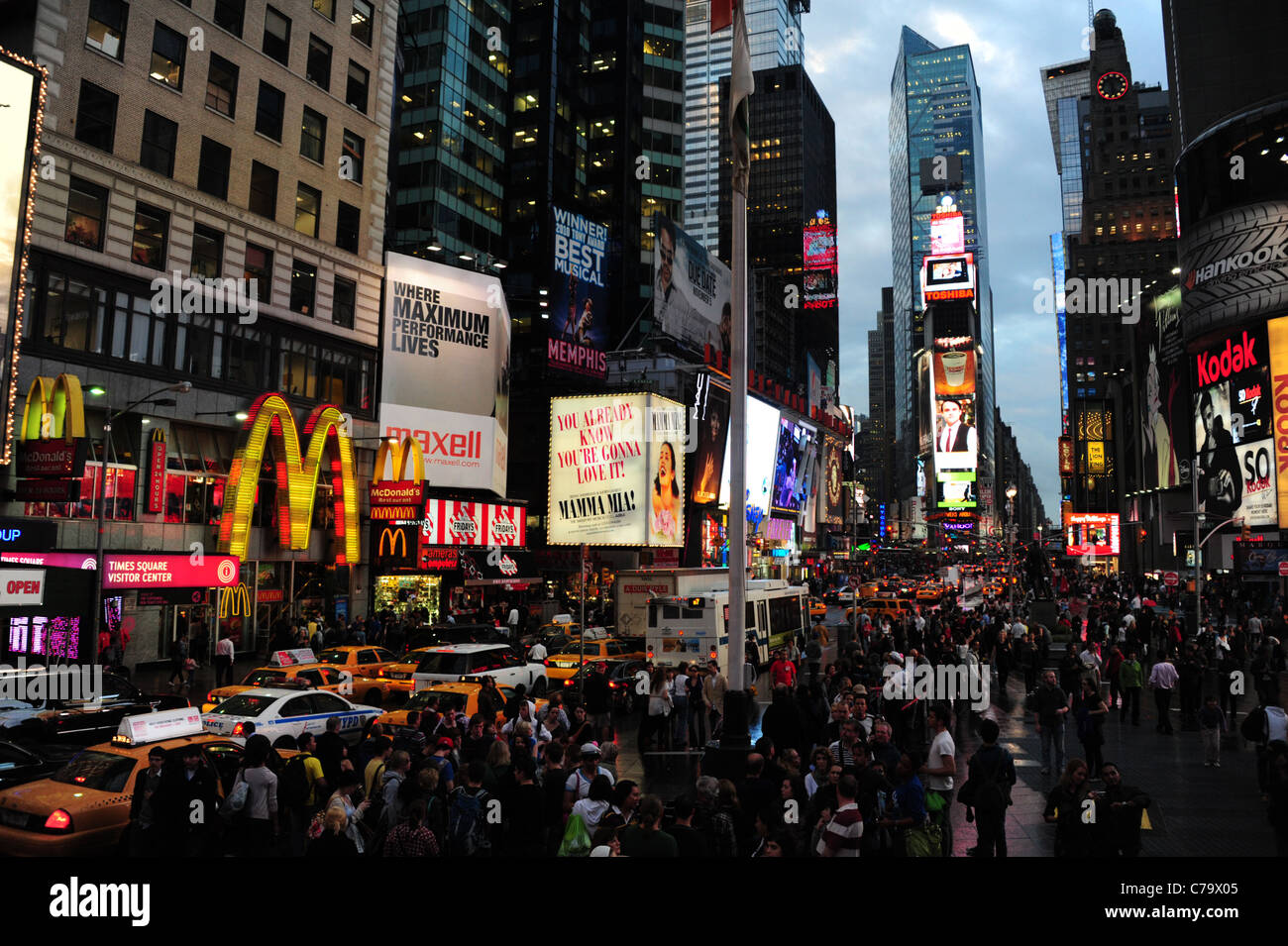 Dämmerung Menschen Neon Wolkenkratzer 7th Avenue aus TKTS Schritte, Times Square, New York City, USA Verkehr Stockfoto