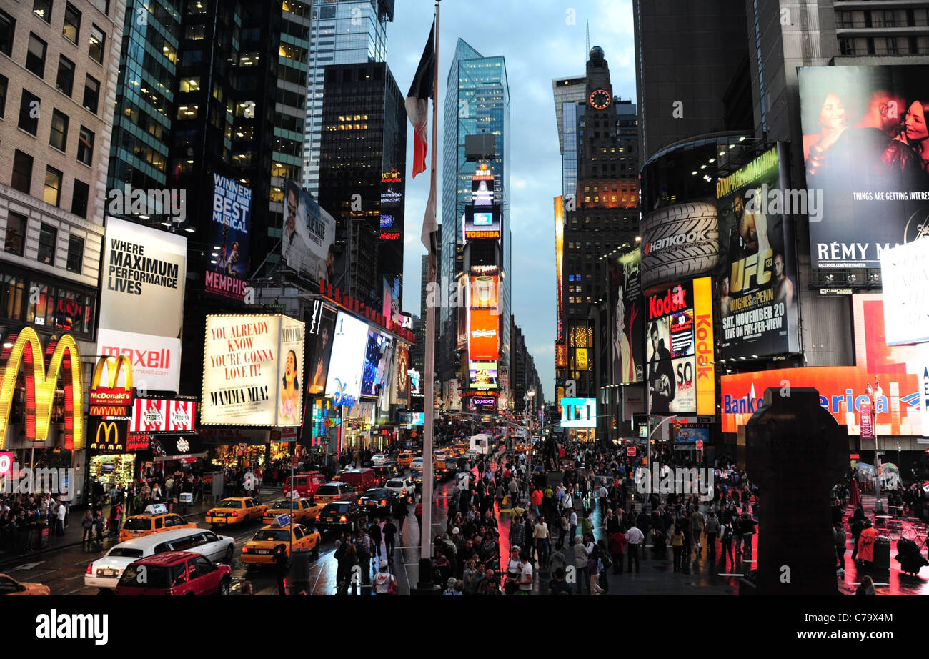 Abenddämmerung anzeigen Regen-Reflexion Leuchtreklamen, Menschen, Verkehr, Wolkenkratzer, Duffy Square / Times Square, New York City, USA Stockfoto