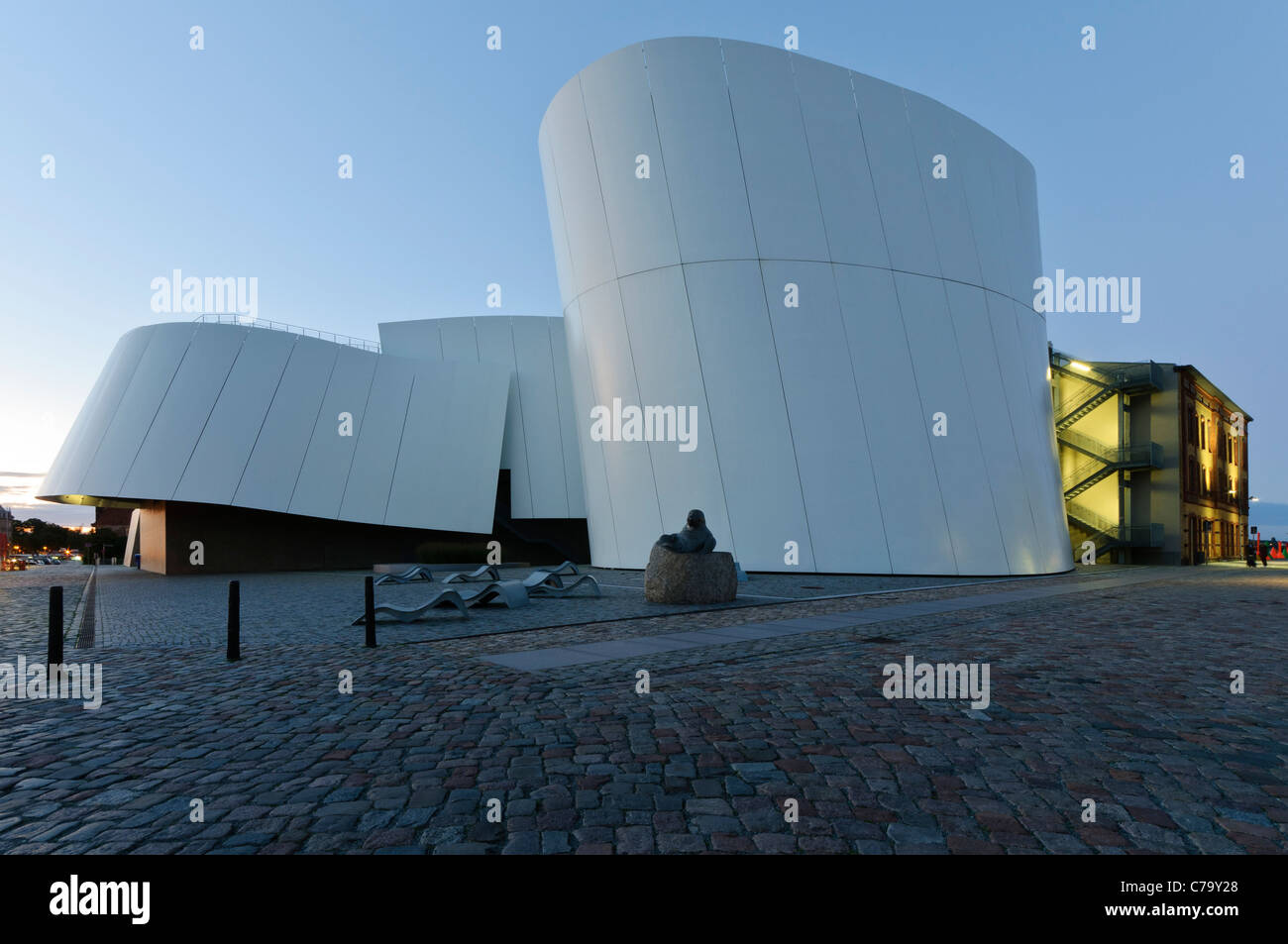 Ozeaneum in der Abenddämmerung, deutschen Meeresmuseum Stralsund, UNESCO-Weltkulturerbe, Mecklenburg-Western Pomerania, Deutschland Stockfoto