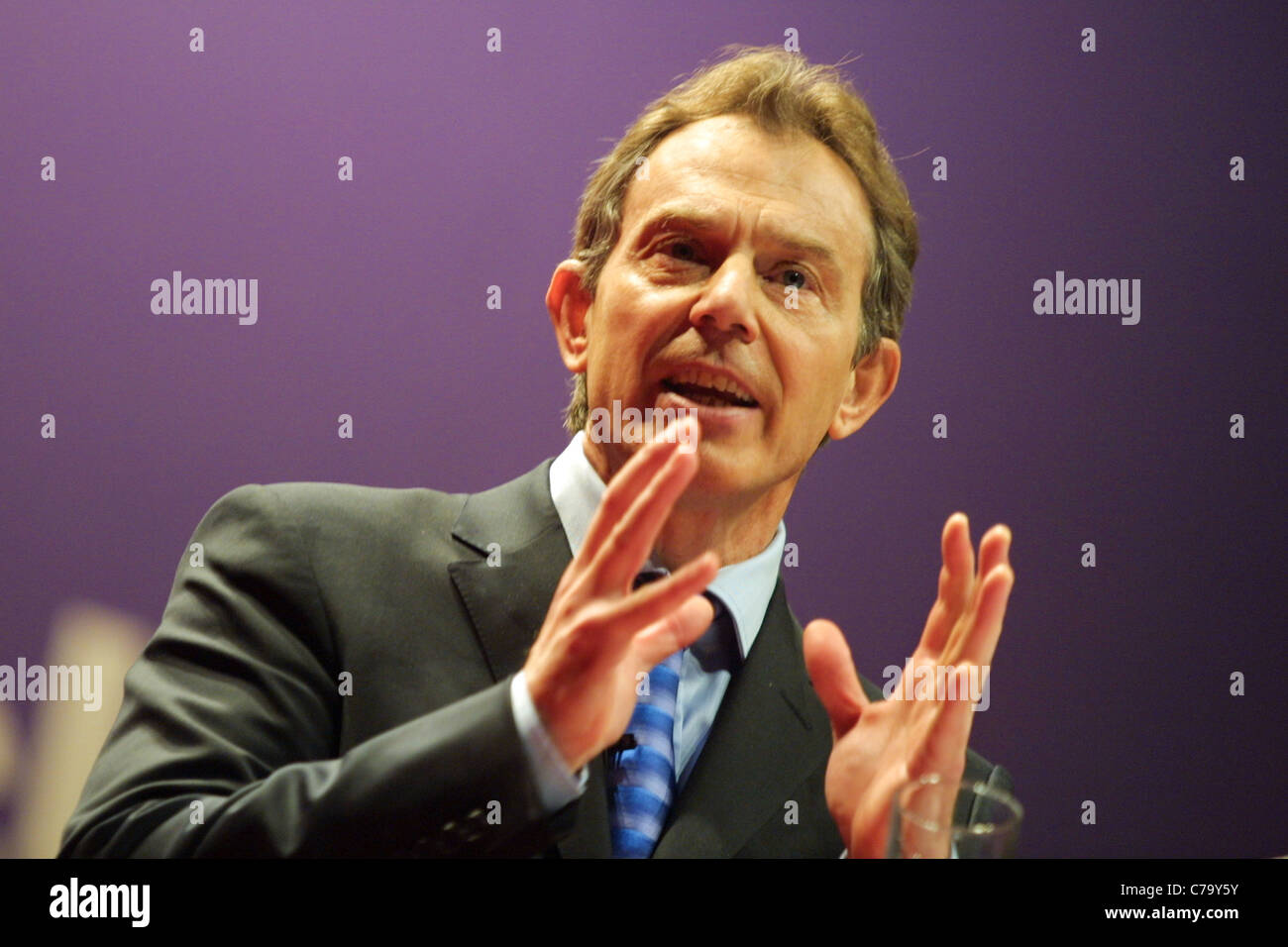 Premierminister Tony Blair spricht bei der Labour-Partei-Konferenz am 15. Februar 2003 in Glasgow, Schottland, statt. Stockfoto