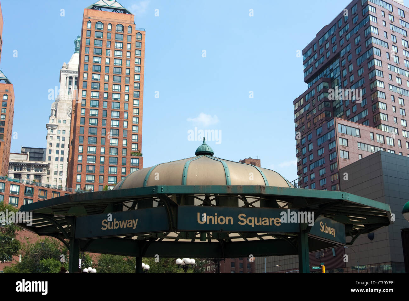 Detail-Ansicht der Union Square u-Bahn Terminaleingang mit allerlei negativen Raum in den blauen Himmel hautnah. Stockfoto