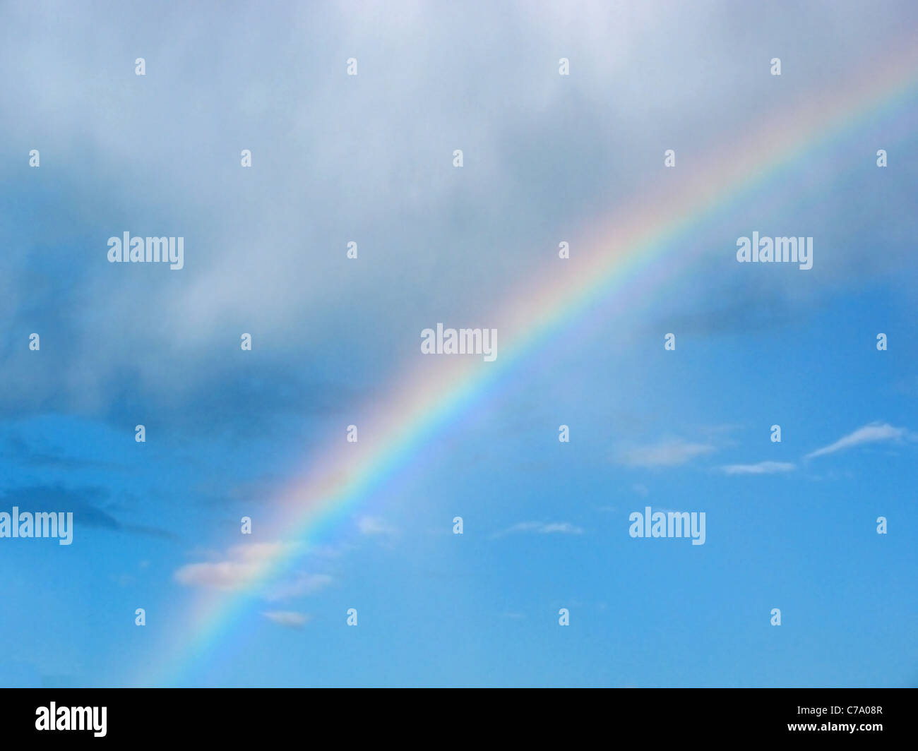 Regenbogen in einem wolkigen Himmel Stockfoto