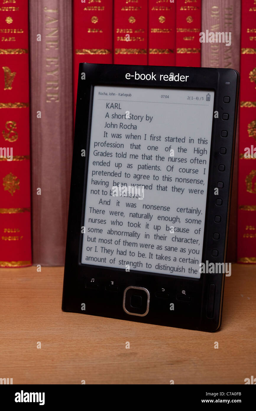 Eine schwarze e-Book-Reader auf einem Regal mit klassischen Büchern. Stockfoto
