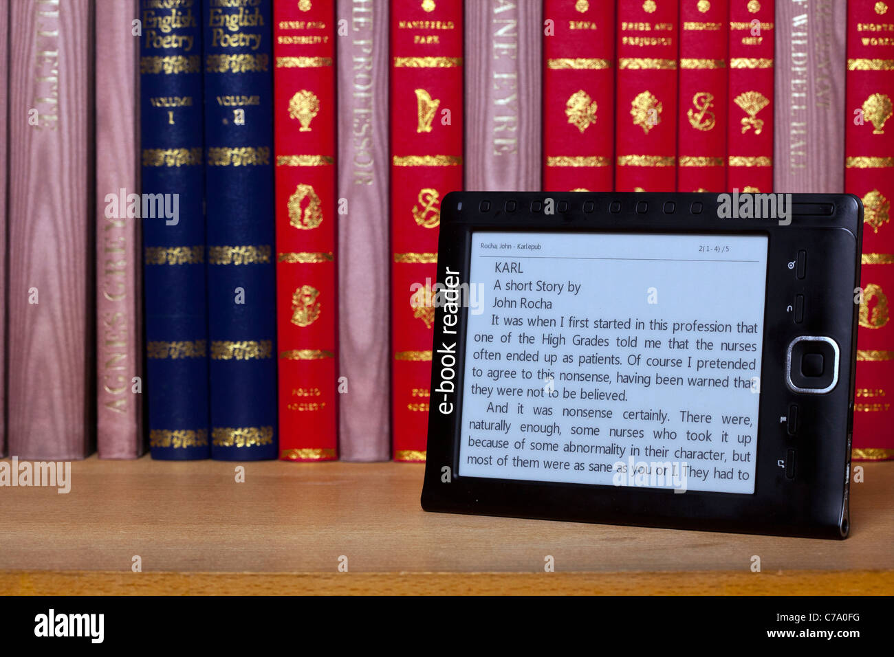 Eine schwarze e-Book-Reader auf einem Regal mit klassischen Büchern. Stockfoto