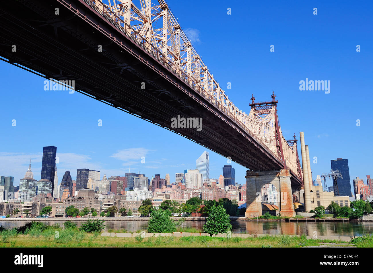 Queensborough Bridge in Midtown Manhattan mit Skyline von New York über East River Stockfoto